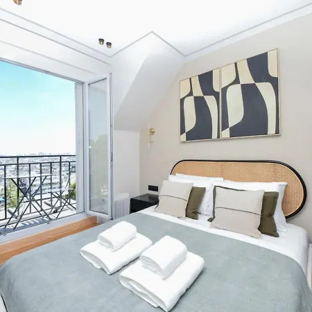 Sacre Coeur Eiffel Tower View Stylish Apartment